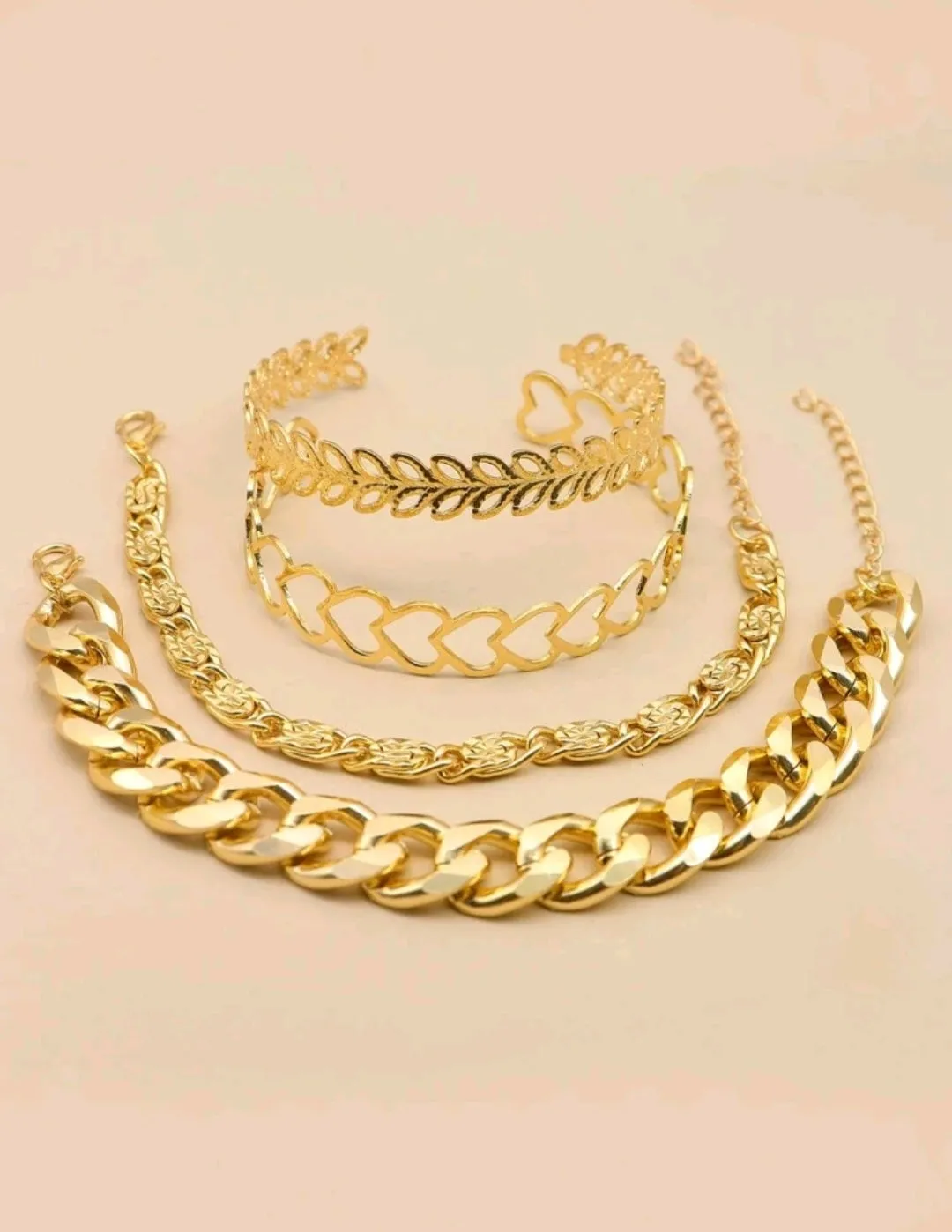 مجموعة اساور لون ذهبي