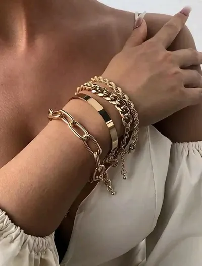 مجموعة اساور لون ذهبي