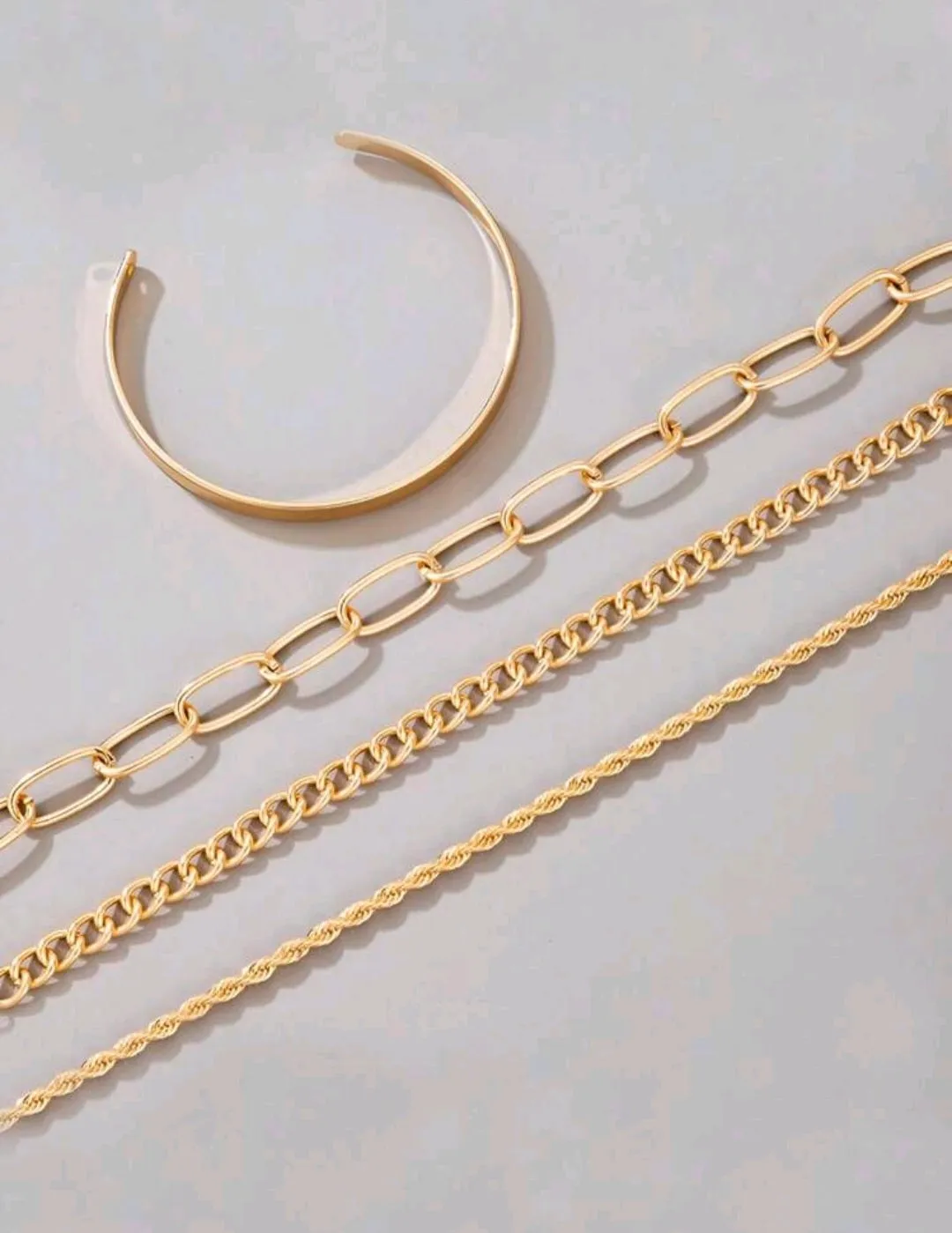 مجموعة اساور لون ذهبي