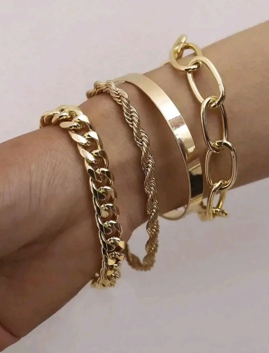 مجموعة اساور لون ذهبي