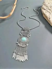 قلادة لون فضي عتيق 2