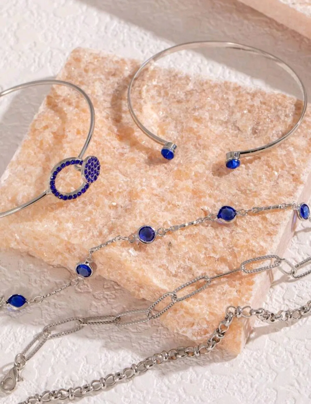 مجموعة اساور لون فضي