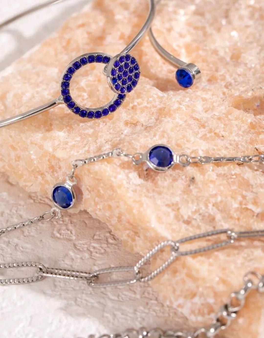 مجموعة اساور لون فضي