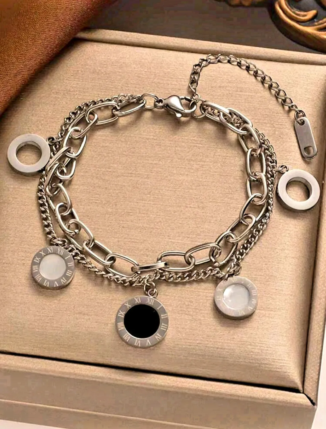 اسوارة لون فضي