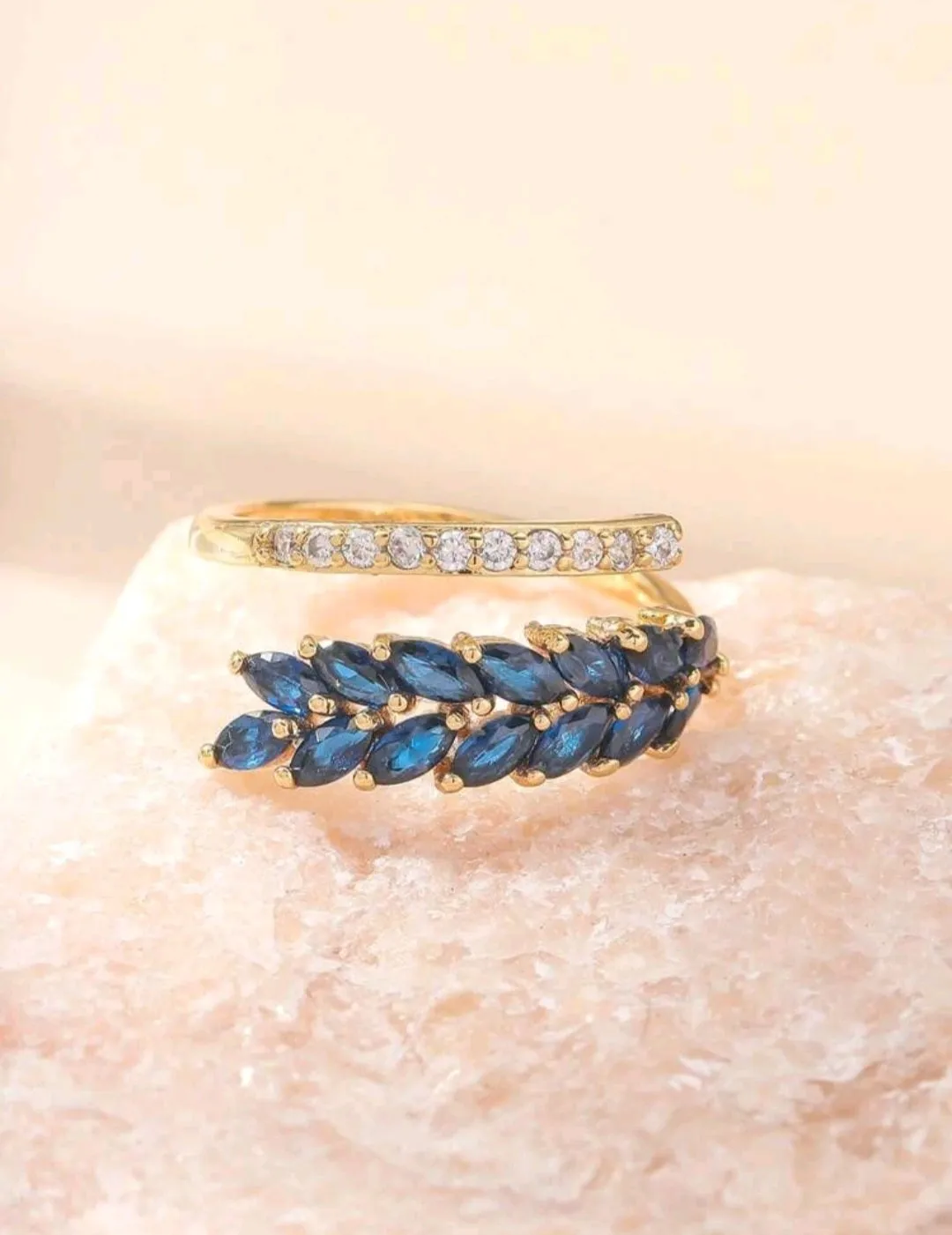 خاتم لون ذهبي