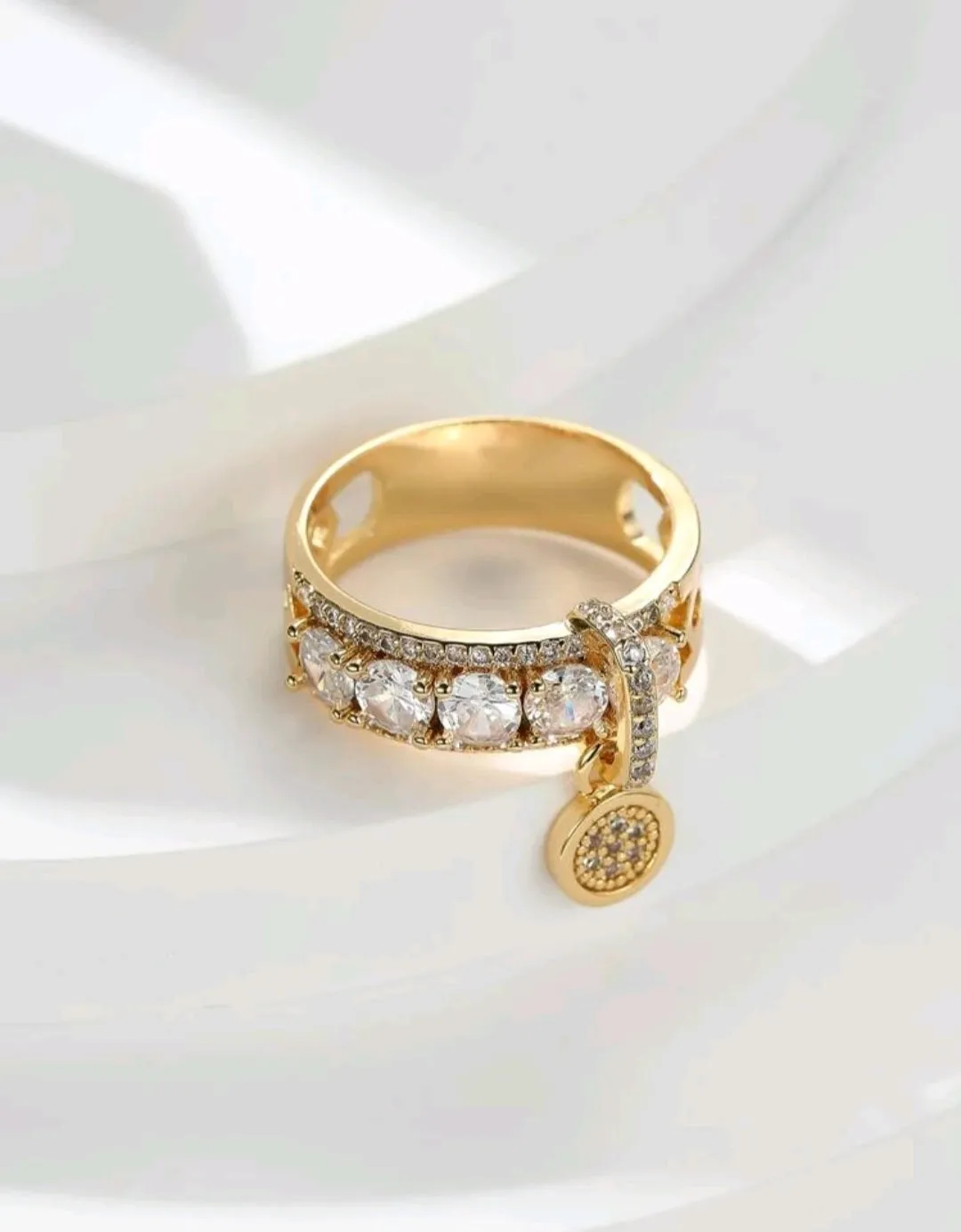 خاتم لون ذهبي