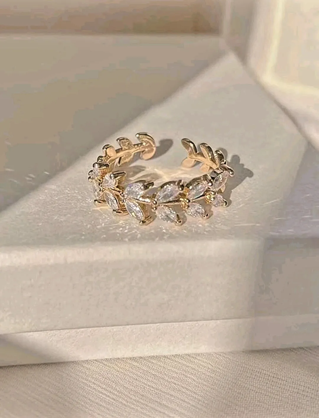 خاتم لون ذهبي