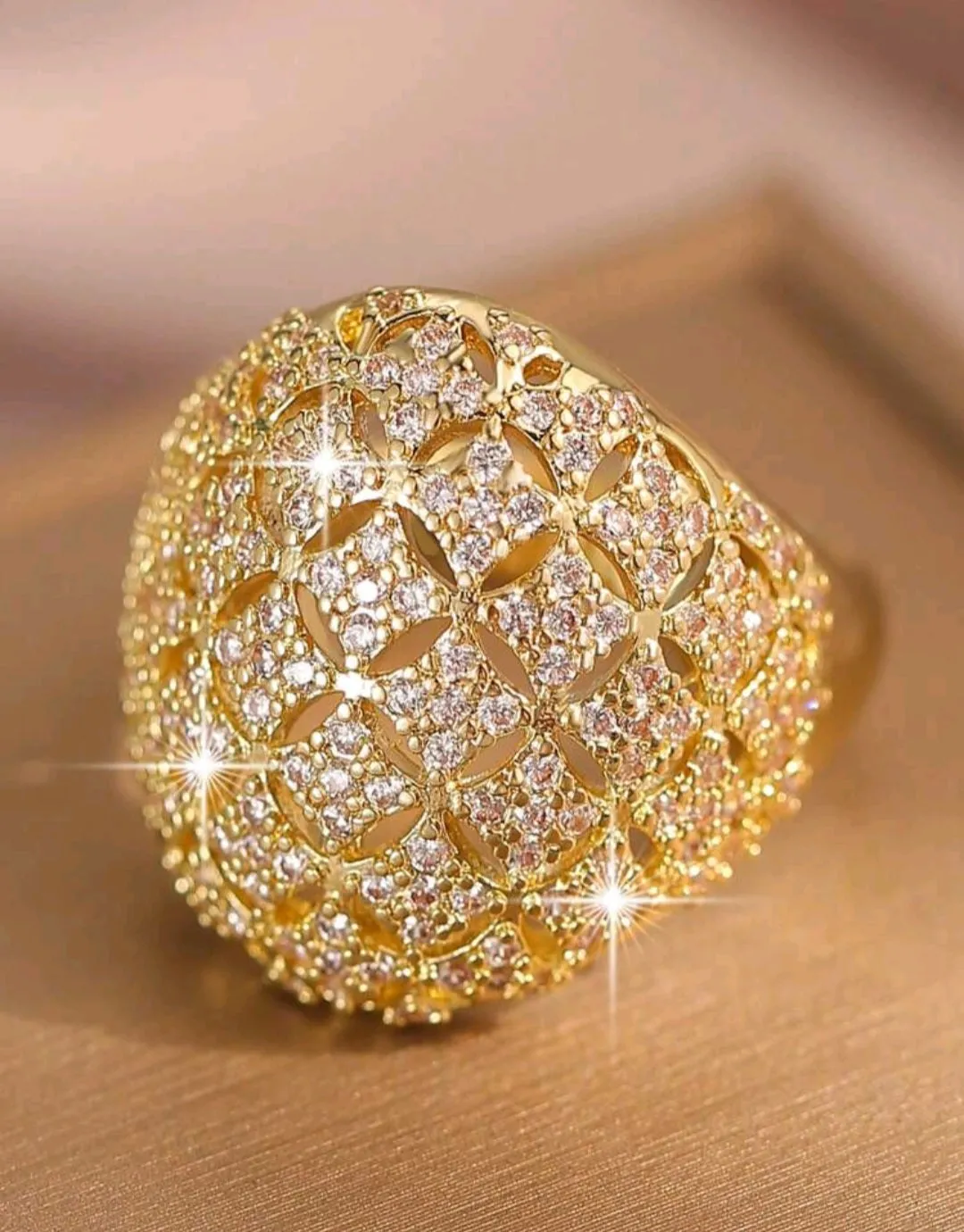 خاتم لون ذهبي