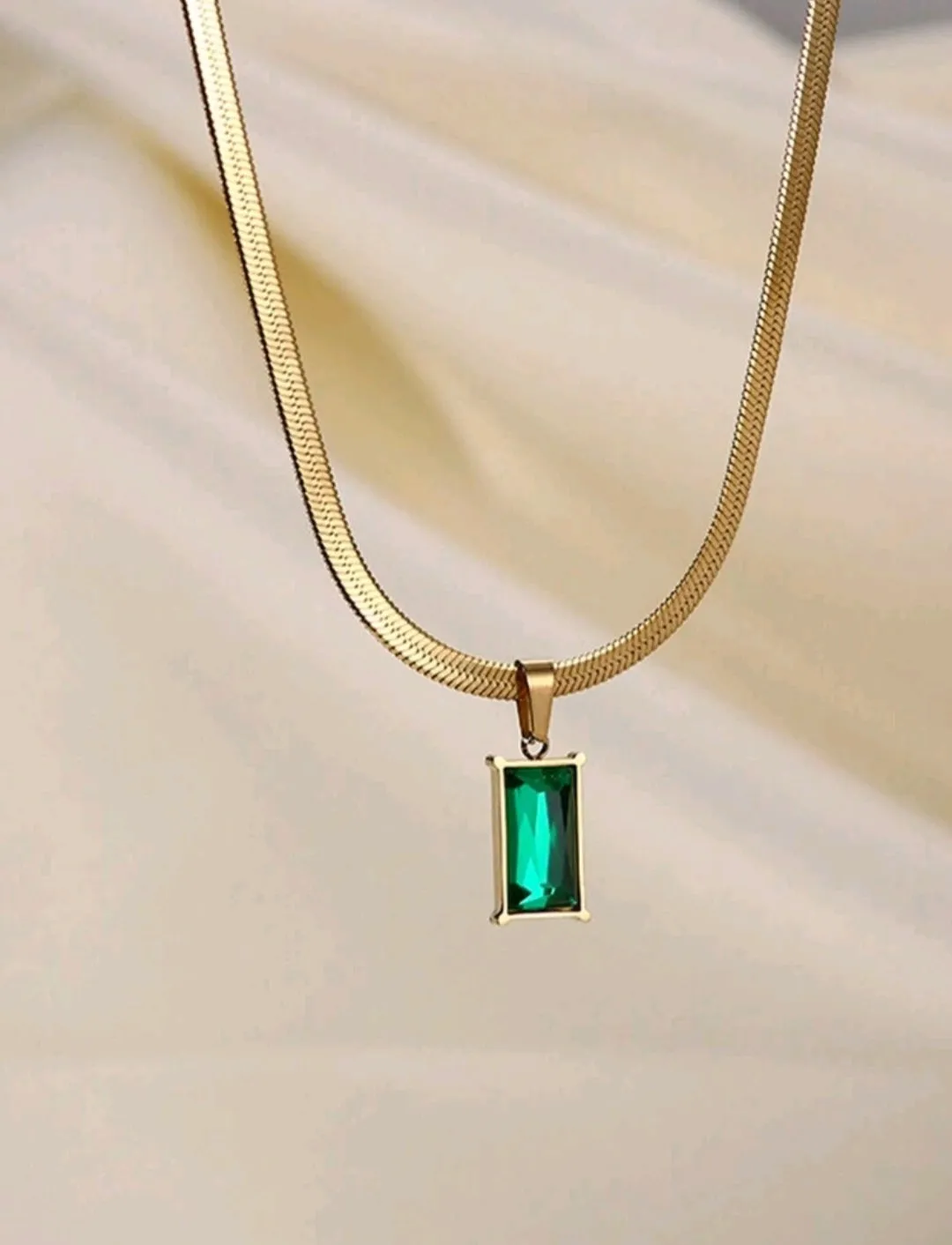 عقد وحلق ذهبي