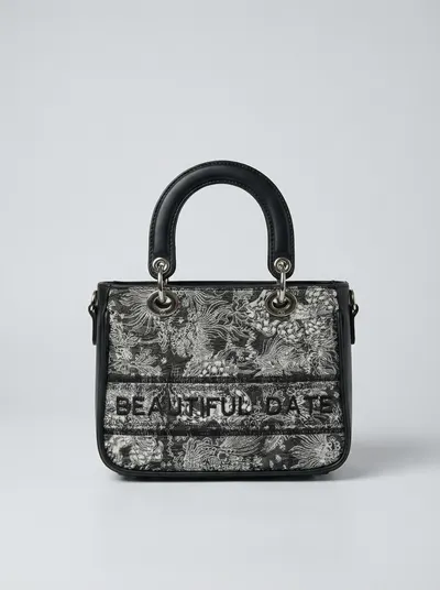 شنطة لون اسود وابيض