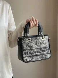 شنطة لون اسود وابيض 2