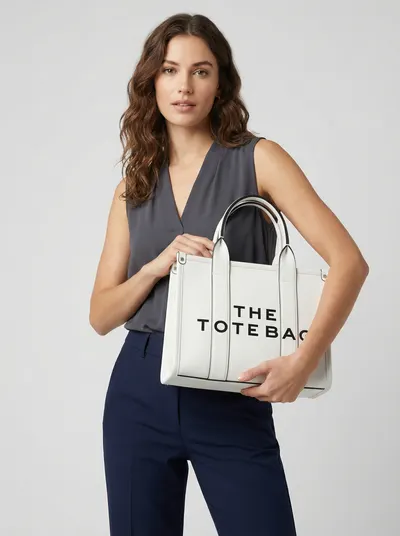 شنطة لون ابيض