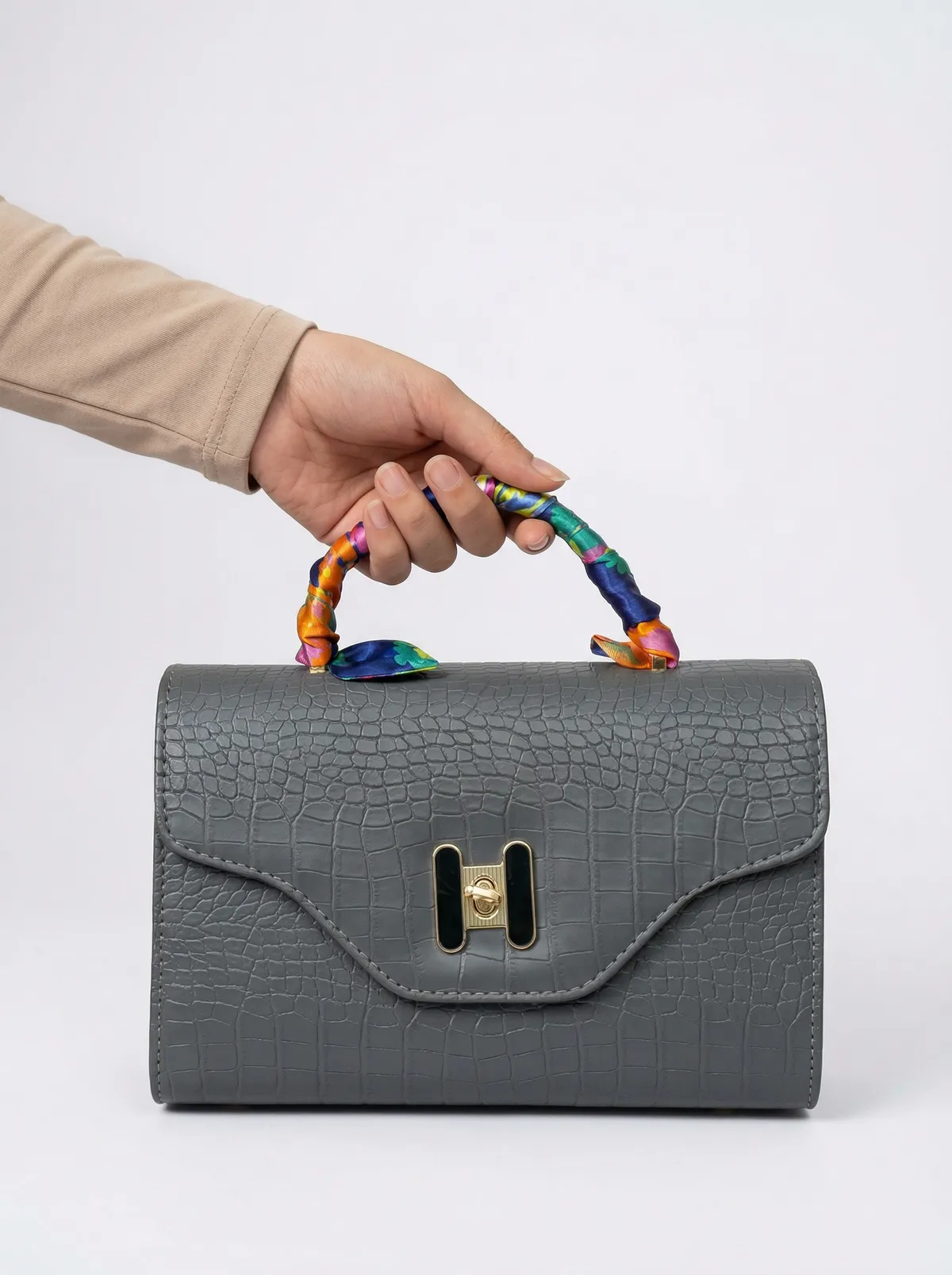 شنطة لون رمادي