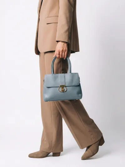 شنطة لون ازرق مطفي