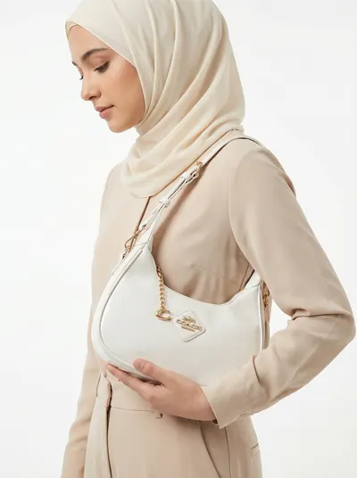 شنطة لون ابيض