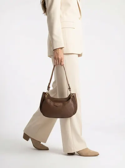 شنطة لون بني