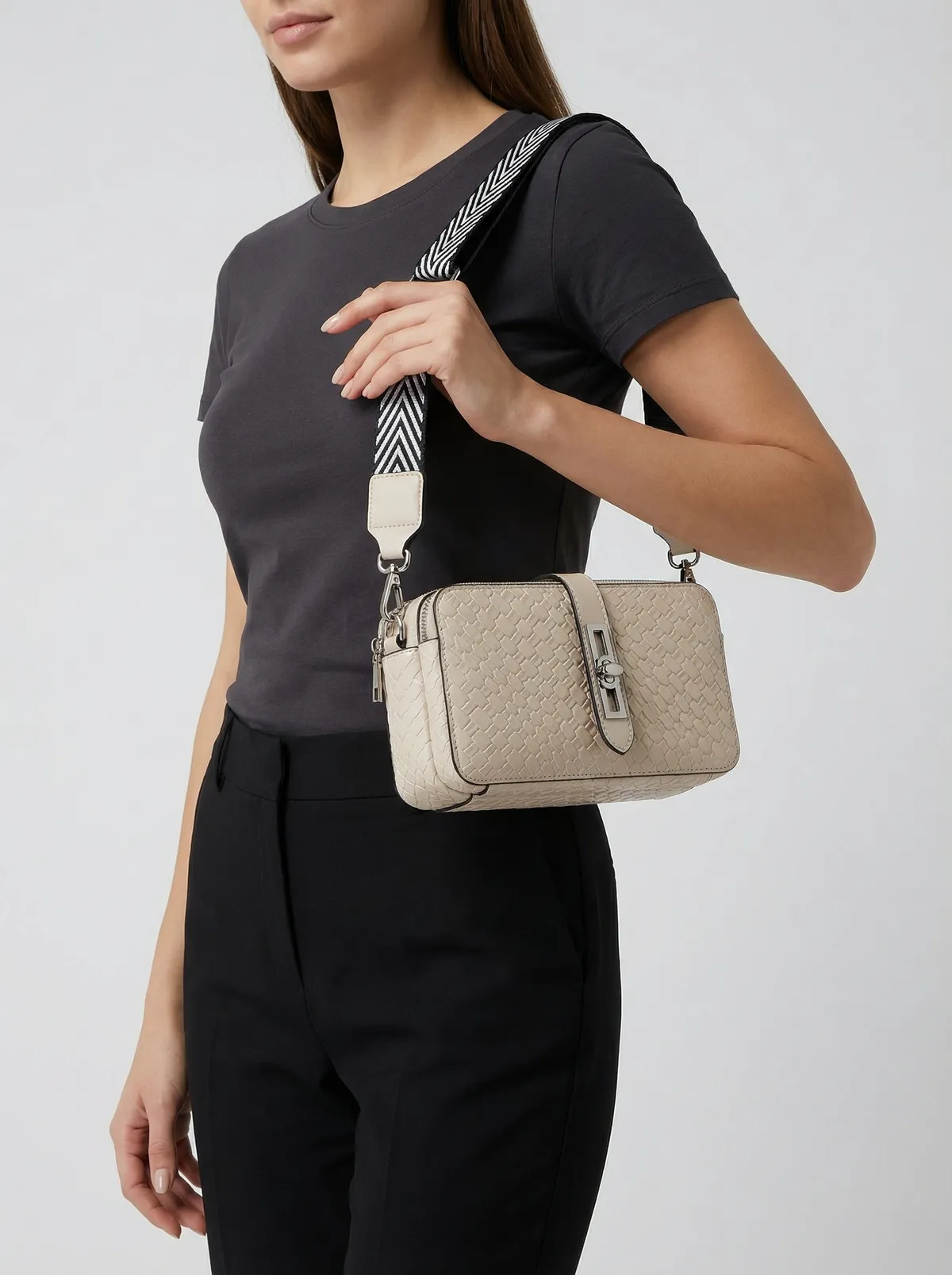 شنطة لون اوف وايت 