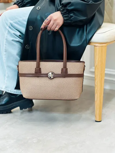 شنطة لون بيج وبني