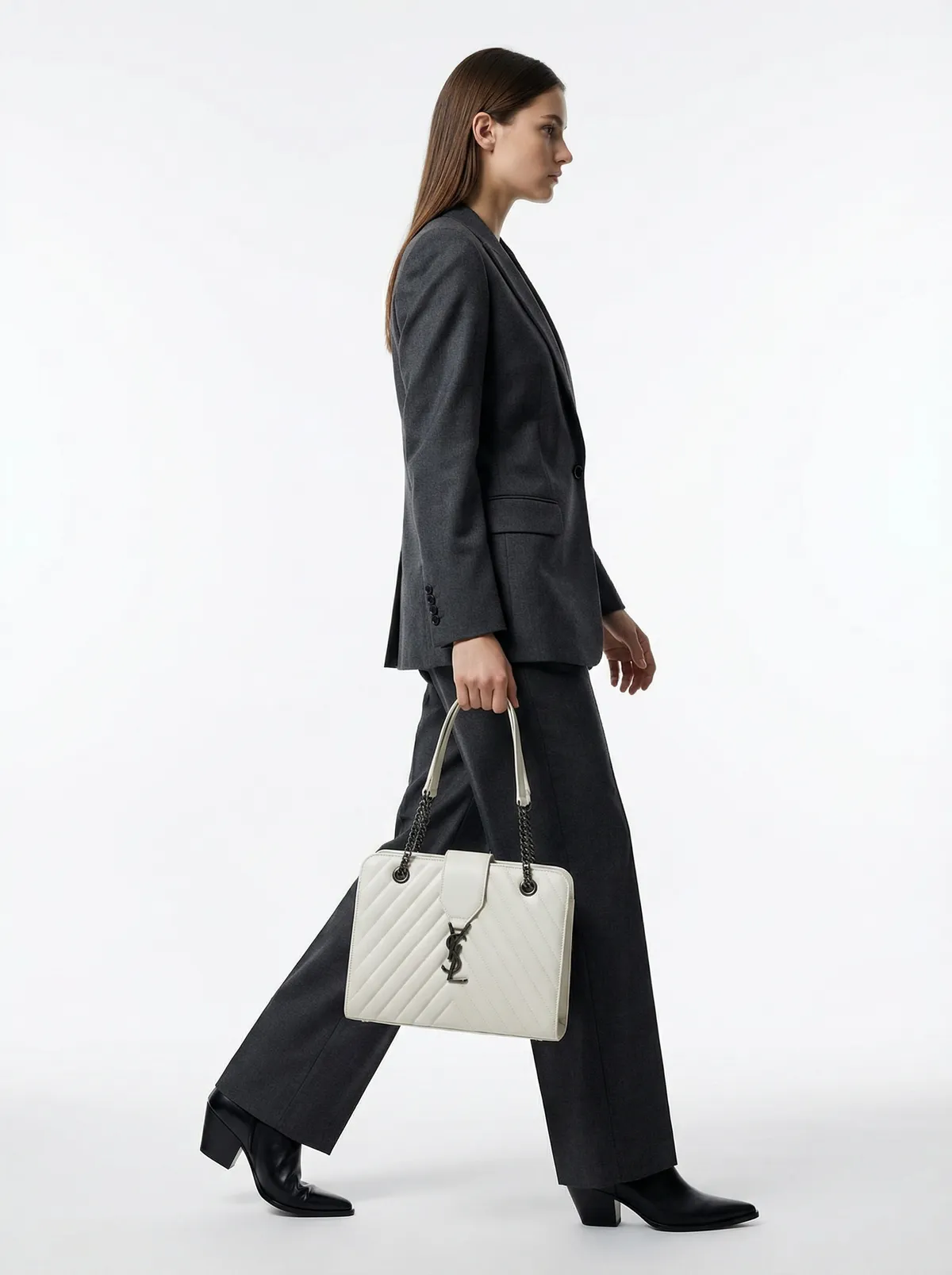 شنطة لون اليض