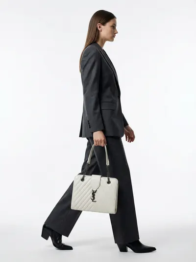 شنطة لون اليض