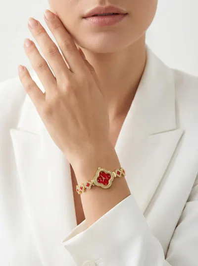 ساعة لون ذهبي